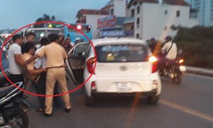 Trung tá CSGT Hà Nội bị xe máy chở 3 tông trọng thương: Tin mới nhất