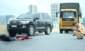 Phóng xe máy bạt mạng vào đường cấm, nam thanh niên chết thảm sau cú tông ô tô