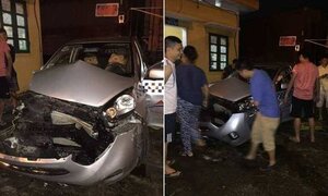 Cố vượt đường ngang, taxi bị tàu hỏa đâm nát