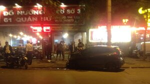 Tài xế ô tô say rượu tông hàng loạt xe đỗ trên vỉa hè Hà Nội