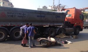 Xe đầu kéo cán chết người phụ nữ trên phố Hà Nội