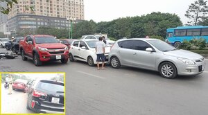 Ô tô, xe máy tông liên hoàn trên phố Hà Nội, nam thanh niên văng vào lề đường