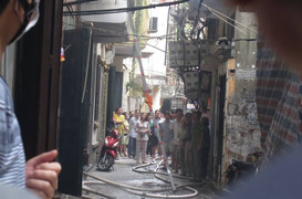 Ngôi nhà 3 tầng trên phố Hà Nội bốc cháy ngùn ngụt