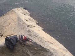 Bỏ lại hộp quà, nam thanh niên nhảy xuống ngã ba sông tự tử