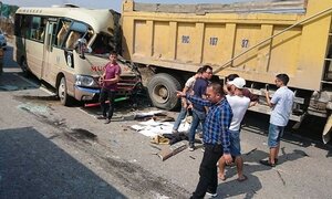 Xe khách tông đuôi xe tải, nhiều người thương vong ở Hà Nội