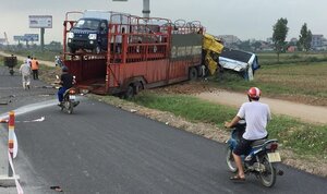 Xe chở ô tô húc văng xe khách xuống ruộng ở cao tốc Pháp Vân - Cầu Giẽ