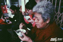 Ảnh: Quán bánh trôi tàu của cố nghệ sĩ Phạm Bằng ngày mở cửa trở lại