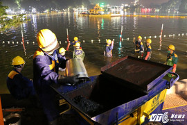 Ảnh: 200 công nhân trắng đêm ngâm mình nạo vét Hồ Gươm