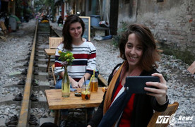 Công an xử lý quán cà phê trên đường ray tàu hỏa hút khách Tây ở Hà Nội