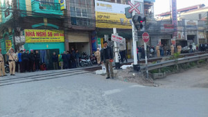 Đi qua đường sắt không quan sát, nam thanh niên bị tàu hỏa cán chết