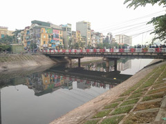 Phát hiện thi thể trên sông Tô Lịch, cụ ông đến tìm con trai mất tích