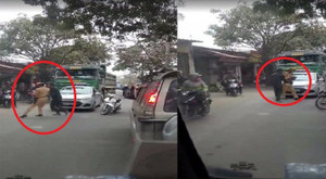 Đang xử lý xe tải làm rơi đất cát ra đường, CSGT bị 2 thanh niên xô đẩy