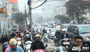 Người dân đổ xô về quê nghỉ Tết Dương lịch, đường phố Hà Nội kẹt cứng