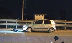 Đang dựng lại xe sau tai nạn, nam thanh niên bị taxi tông chết