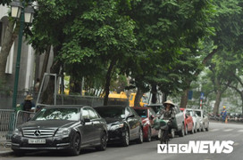 Giá trông giữ xe ở Hà Nội tăng hơn gấp đôi: 'Trúng lô mới có tiền gửi ô tô'