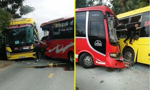 Hai xe khách đối đầu trên quốc lộ, hành khách phá cửa thoát thân