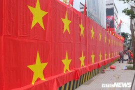 Ảnh: Bức tường phủ kín cờ đỏ sao vàng trên phố Hà Nội cổ vũ U23 Việt Nam