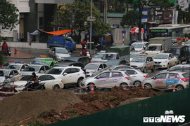 Ảnh: Phố phường Hà Nội nhếch nhác vì những công trình chạy Tết