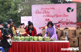 Phiên chợ Tết đặc biệt nhất Thủ đô cho người nghèo