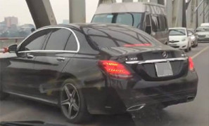 Phạt 1,5 triệu đồng tài xế Mercedes quay đầu trên cầu Chương Dương