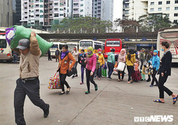 Ảnh: Người dân 'tay xách nách mang' rời Thủ đô về quê ăn Tết