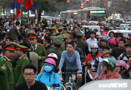 Cấm một làn đường cho dân ngồi dự lễ Cầu an tại chùa Phúc Khánh