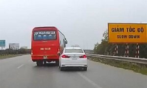 Truy tìm tài xế xe khách lạng lách, đánh võng trước đầu xe con trên cao tốc