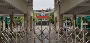 Phụ huynh tố quần áo học sinh dính phân: Nhà trường nói có thể do... mèo