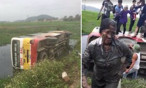 Đánh lái tránh xe công nông, xe buýt lật nghiêng, hàng chục khách 'tắm bùn'