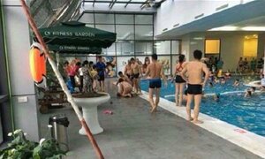 Đưa 2 con đi học bơi, mẹ bất cẩn để con chết đuối ở Hà Nội