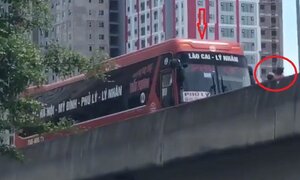 Xe máy ép xe khách đi lùi ở vành đai 3 trên cao: Cảnh sát giao thông vào cuộc điều tra