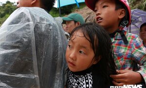 Ảnh: Sạt lở khủng khiếp ở Lai Châu, người dân dầm mưa chờ được về nhà