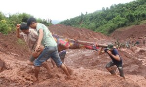 Chồng dùng đôi tay trần bới bùn đất tìm vợ con sau trận sạt lở kinh hoàng ở Lai Châu