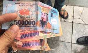 Đi xích lô bị 'chặt chém', khách Tây còn bị trả lại bằng tiền âm phủ