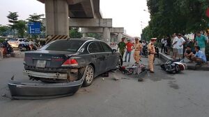 Nữ tài xế BMW tông liên hoàn trên phố Hà Nội, 2 cháu nhỏ bị thương nặng