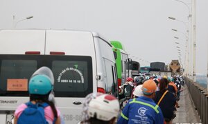 Ô tô lật ngửa trên cầu ở Hà Nội, ùn tắc kéo dài hàng cây số