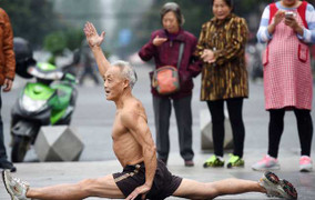 Mặc trời rét cắt da cắt thịt, cụ ông 72 tuổi Trung Quốc vẫn cởi trần tập thể dục