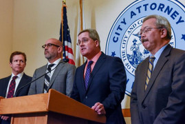 Ông Trump chỉ trích tòa án sau phiên điều trần về lệnh cấm nhập cư