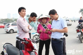 Bán kết AFF Cup 2016: Phe vé bủa vây, kéo cả gia đình xếp hàng mua vé Việt Nam vs Indonesia