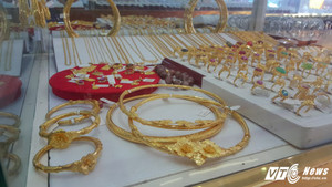 Chầu chực, giành giật đồ cúng cô hồn: Cướp càng nhiều lộc càng may mắn?