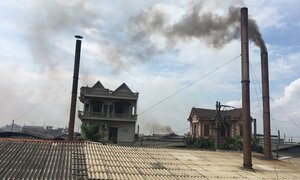 Video: Hàng trăm ống khói cuồn cuộn 'bủa vây' làng giấy Phong Khê