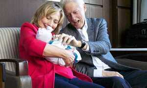 Vợ chồng cựu tổng thống Clinton đón cháu trai đầu tiên