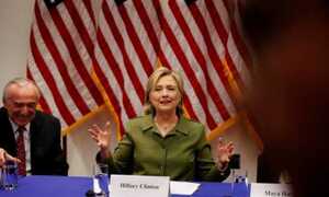 Bà Clinton lại 'đau đầu' với các email thời làm ngoại trưởng