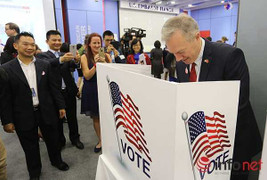 Công dân Mỹ ở Việt Nam bỏ phiếu bầu cử tổng thống tại Hà Nội