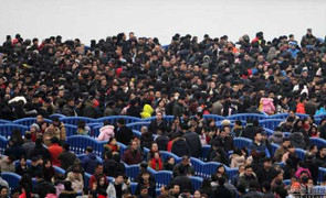 Trung Quốc kẹt cứng khắp nơi vì khách du xuân quá đông