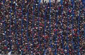 Biển người Trung Quốc chen chúc, cúng bái lấy may ngày Thần Tài