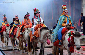 Trẻ em Trung Quốc son phấn, cưỡi ngựa diễu hành trong lễ hội truyền thống