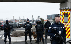 Kẻ khủng bố sân bay Pháp hành động khi say rượu, phê ma túy