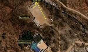 Người Triều Tiên chơi bóng chuyền ở bãi thử hạt nhân