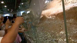 Cầu may mắn, người Trung Quốc 'lấp' chùa cổ dưới núi tiền